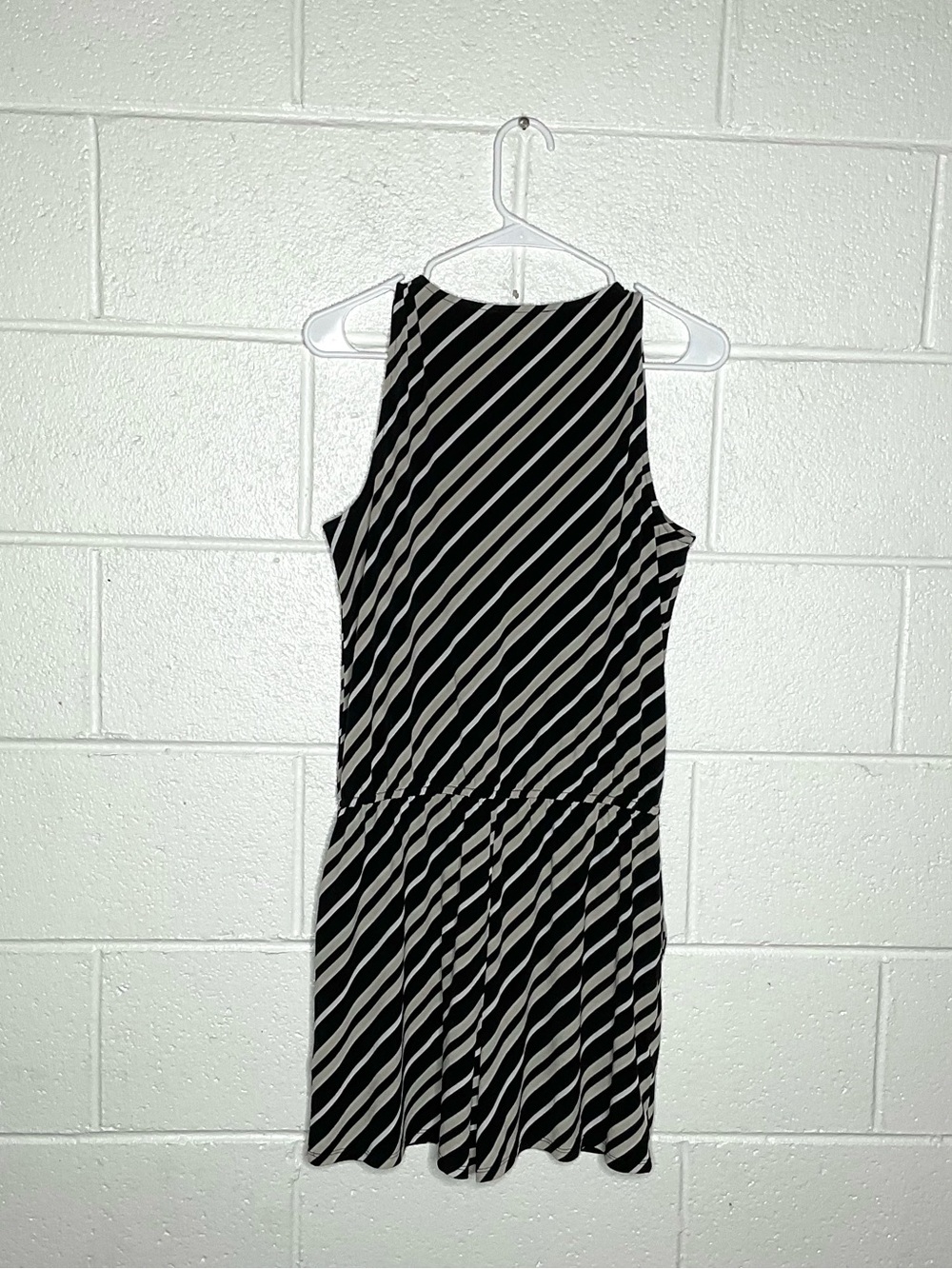 < WHBM Striped Sleeveless V-Neck Romper Size Small With Pockets > - Picture 3 of 3